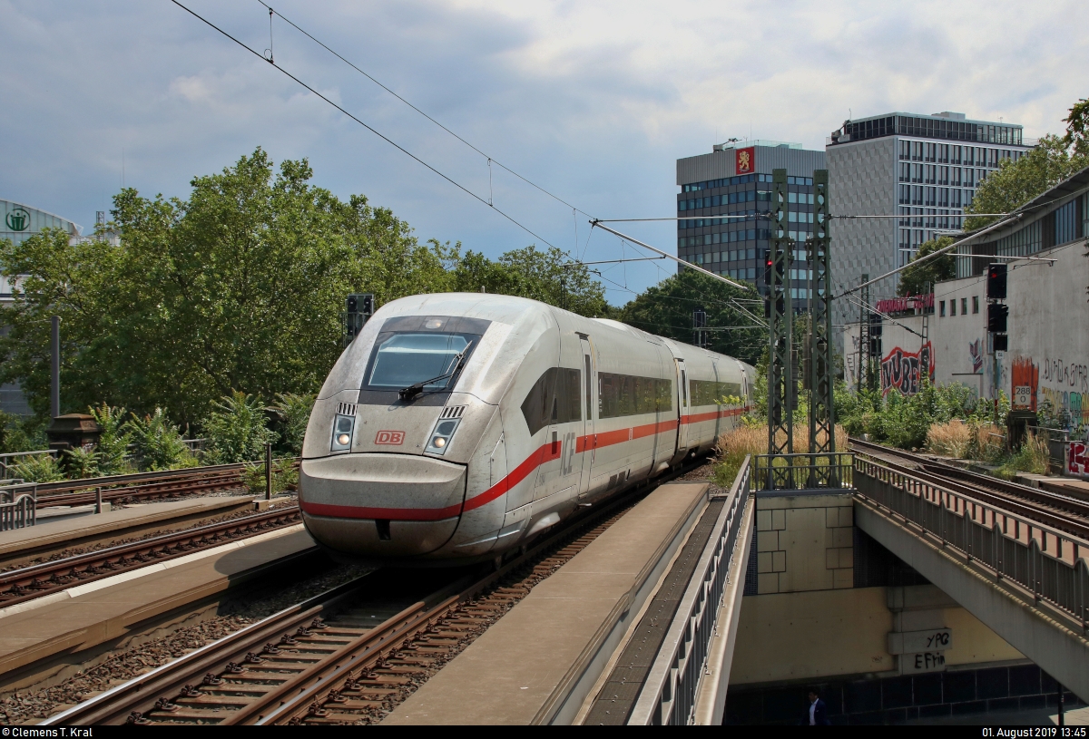  Zwangsaufenthalt  im Hp Hamburg Dammtor auf der Hamburg-Altonaer Verbindungsbahn (KBS 137.1) durch eine geplatzte Umsteigeverbindung in Berlin Hbf (tief). Doch die Wartezeit wurde sinnvoll genutzt:
Hier erreicht 812 004-? (Tz 9004) als verspäteter ICE 772 (Linie 22) von Stuttgart Hbf nach Hamburg-Altona das Gleis 3.
Aufgenommen am Ende des Bahnsteigs 3/4.
[1.8.2019 | 13:45 Uhr]