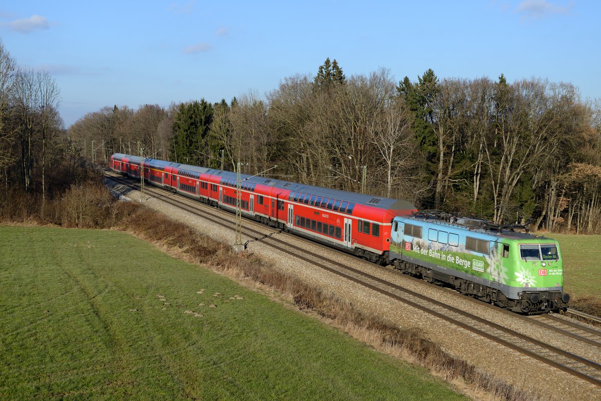 Zwar ein Nachschuss, aber der ist der Tatsache geschuldet, dass die DAV-Lok 111 039 ihren voraussichtlich letzten Einsatztag auf der KBS 950 absolvierte. Hier sieht man sie beim Schieben der RE 79024 in Richtung München bei Gutmart. Am Folgetag brachte sie dann noch einen Leerreisezug von Freilassing nach München und damit war das Kapitel DB Regio auf der KBS 950 beendet (14. Dezember 2013).