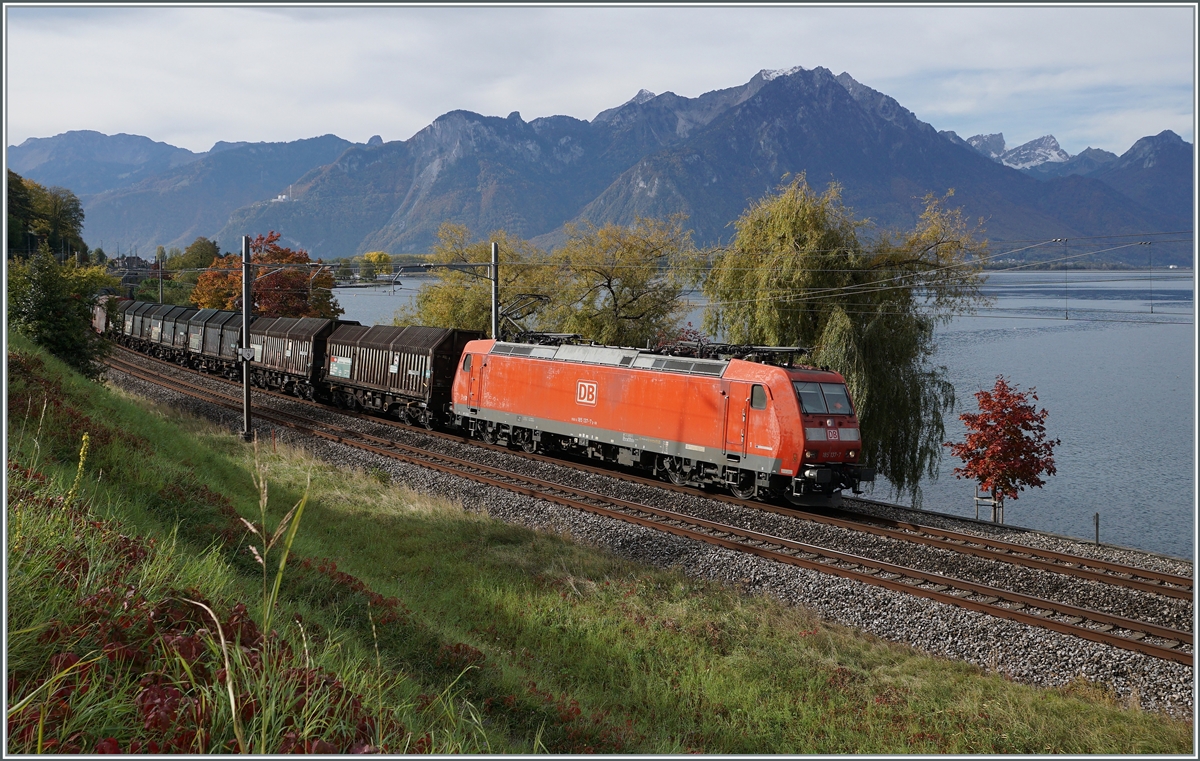 Zwar kann eine DB 185 mit der schönen  Novelis  189 kaum verglichen werden, doch bringt die DB Lok doch etwas Abwechslung an den Genfersee und bietet sich besonders im bunten Herbst als Fotosujet an: Die DB 185 137-7 ist mit ihrem Novelis Güterzug kurz nach Villeneuve auf der Fahrt nach Göttingen.

20. Oktober 2020