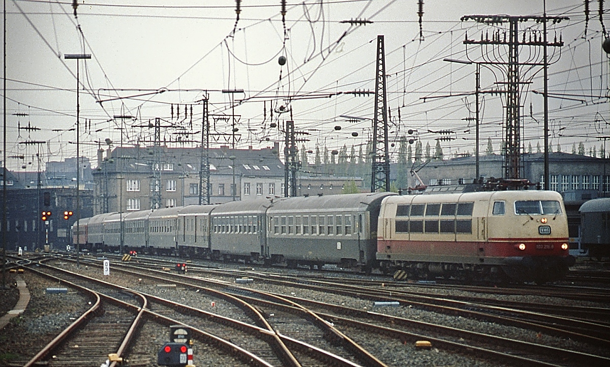 Zwar kein erstklassiges Bild, aber dafür hat die 103 235-8 eine interessante Wagengarnitur am Haken, als sie um 1980 im Düsseldorfer Hauptbahnhof einfährt. Es dürfte sich um den D 234 (Skandinavien-Paris-Express) mit folgender Wagenreihung handeln: SNCF Bm(Y) Münster-Paris, SNCF Bm(Y) Puttgarden-Paris, SNCF Ds, SNCF ABm(Y), SNCF Bm(Y), SNCF Bmc(Y) (alle Kopenhagen-Paris), SNCB/CIWL WLABm, DSB AB (beide Kopenhagen-Oostende). Die beiden letzten Wagen gingen in Aachen auf den D 1212 über.