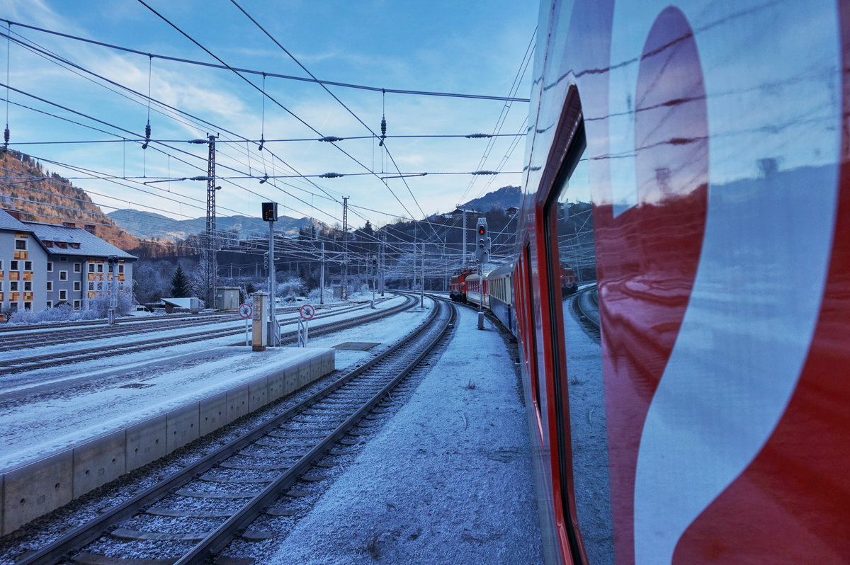 Zwar leider kein Schnee, aber hier mal wenigstens eine frostige Einstimmung zu Weihnachten.

Hier zu sehen ist der SR 17406 (Lienz - Spittal-Millstättersee - Salzburg Hbf), mit 1020 018-6 als Zuglok, bei der Ausfahrt aus dem Bahnhof Schwarzach-St. Veit.

Aufgenommen am 10.12.2016.