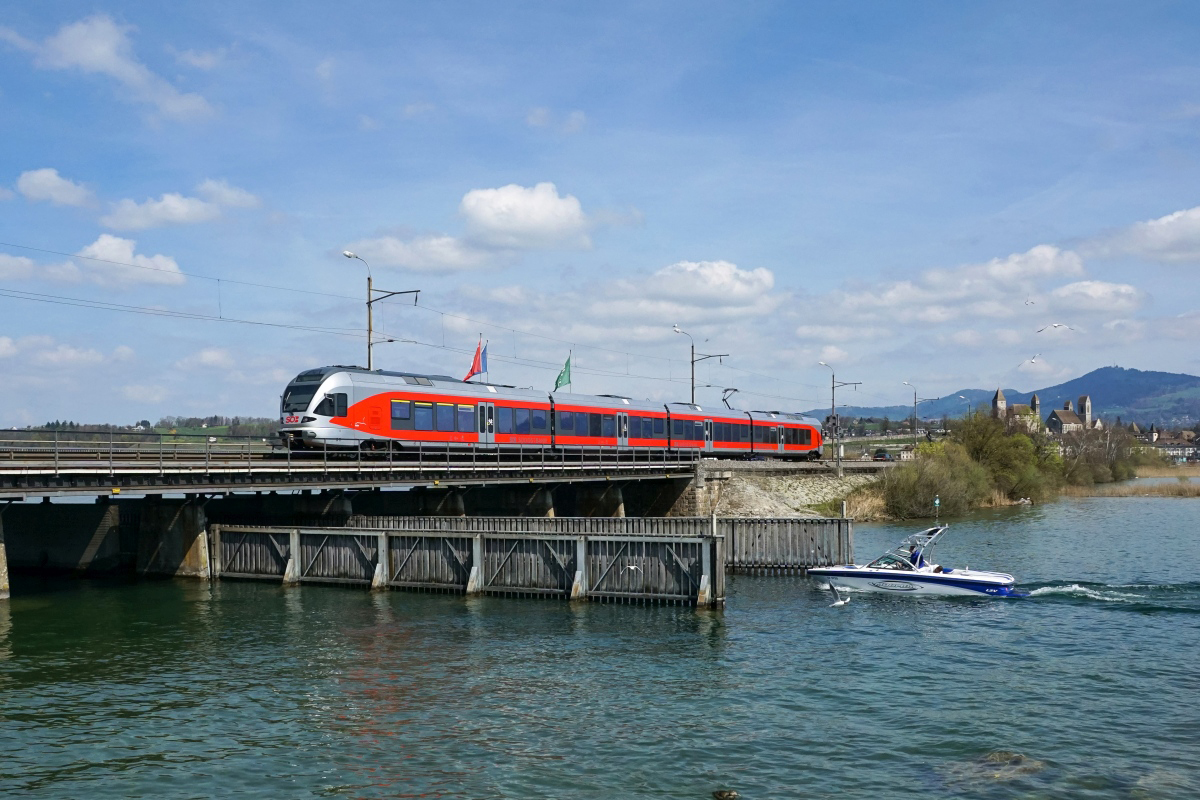 Zwar nur ein Nachschuss, dafür aber verirrte sich per Zufall ein Boot mit aufs Bild: RABe 526 056-7 am 10.04.2016 kurz vor seinem Ziel Rapperswil.