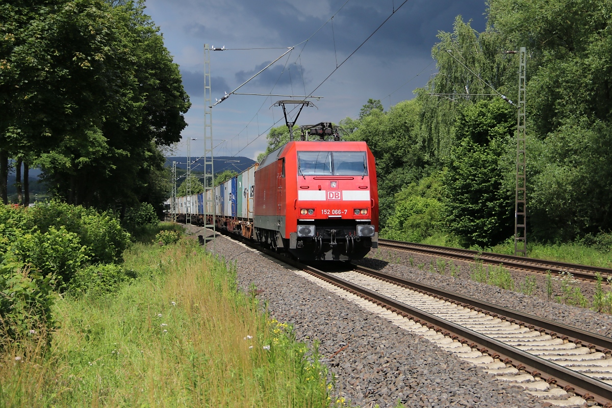 Zwar nur ne olle rote Lok aber mit haben die Lichtverhältnisse ziemlich gut gefallen. 152 066-7 mit Containerzug in Fahrtrichtung Süden. Aufgenommen am 25.06.2014 bei Wehretal-Reichensachsen.