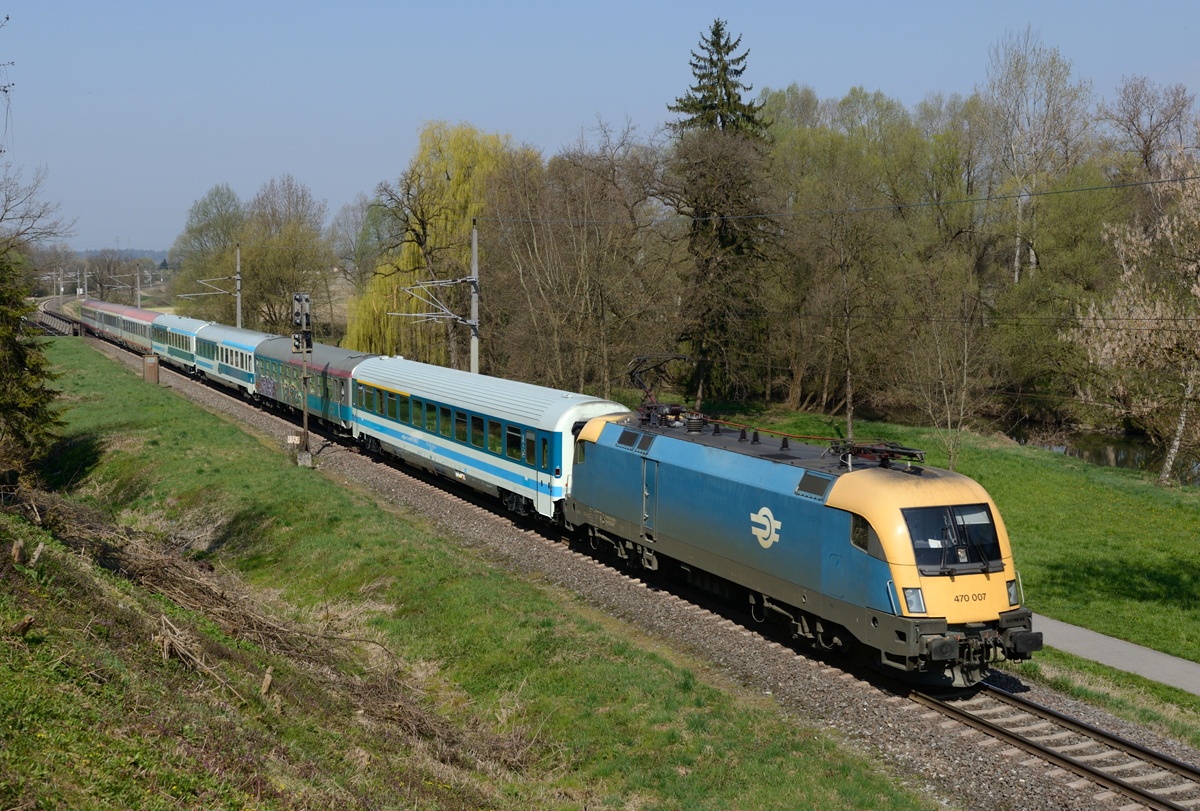 Zwar schon etwas ausgeblichen, aber längst nicht zu den Verblichenen zählt die MAV 470 007 welche am 11. April 2015 mit dem EC 151  Emona  von Wien Hauptbahnhof nach Spielfeld-Straß unterwegs war, und von mir in Wildon fotografiert wurde.