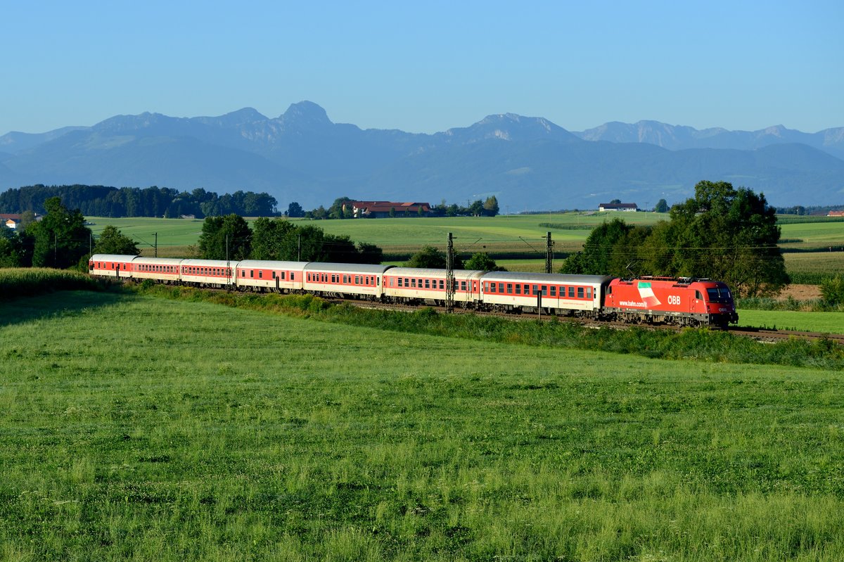 Zwar schon mit einem Bild an derselben Stelle in meinem Stream vertreten, aber da es diesen Zug ab Fahrplanwechsel nicht mehr geben wird, widme ich ihm noch eine Aufnahme: Nachdem DB Nachtzug sein Geschäft aufgibt, wird auch CNL 484  Lupus  von Roma Termini nach München HBF dem Rotstift zum Opfer fallen. Am Morgen des 08. August 2016 konnte der Zug noch bei Haus dokumentiert werden. Es führte Flaggen-Lok 1216.011. Erfreulicherweise plant die ÖBB das Nachtzug-Geschäft zu übernehmen und es soll auch wieder eine Verbindung nach Rom geben. Allerdings wird diese zu einer anderen Fahrplanlage über die Tauernbahn verkehren.