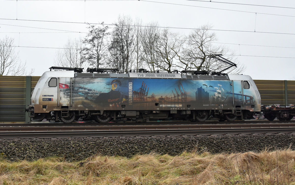 Zwar schon sehr verwittert aber trotzdem schön anzusehen die METRANS 386 020-2, mit der  150 Jahre Hafenbahn  Lackierung. Höhe Bardowick, 13.03.2018