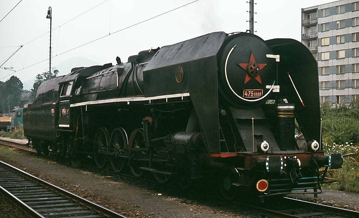 Zwar zeigt sich die 475 1108 im August 1977 in Lovosice nicht mehr im allerbesten Pflegezustand, trotzdem strahlt die formschöne Lokomotive immer noch die Eleganz vergangener Tage aus, als sie Schnell- und Eilzüge am Haken hatte. In ihren letzten Einsatztagen wurde sie nur noch im Übergabe- und Bauzugdienst eingesetzt. Kurz nach der Aufnahme verabschiedete sich die 475 1108 als Lz in Richtung Usti nad Labem.