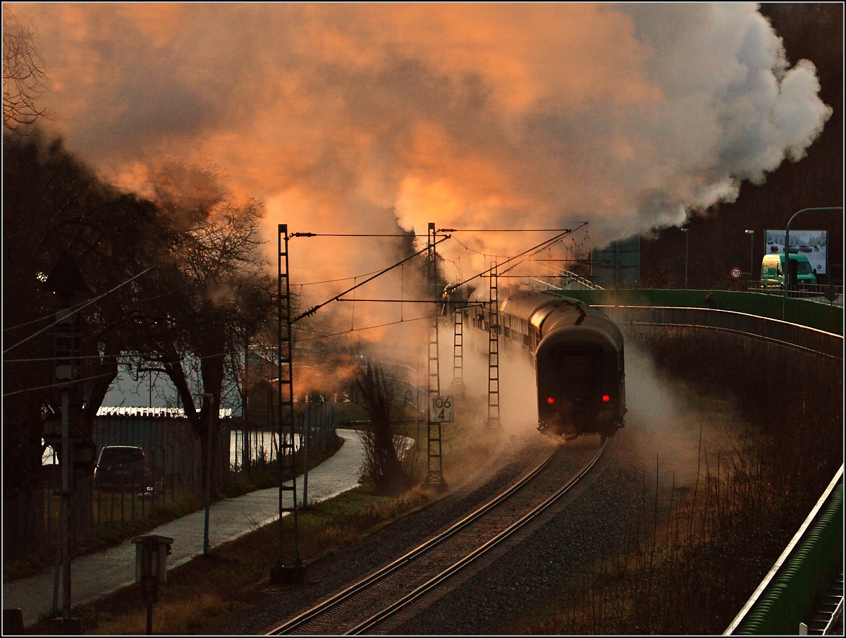 Zwar ist der Zug noch nicht in der Sonne, wohl aber die Dampffahne von unten beleuchtet... Oberndorf am Neckar, Dezember 2014.