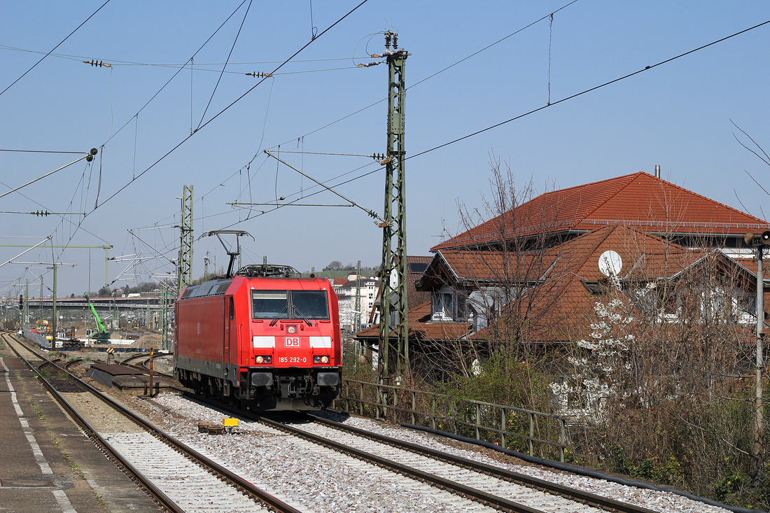 Zwecks Fahrtrichtungswechsel ihres Güterzuges musste 185 292 in Stuttgart-Untertürkheim umsetzen.
Aufnahmedatum: 28. März 2017.