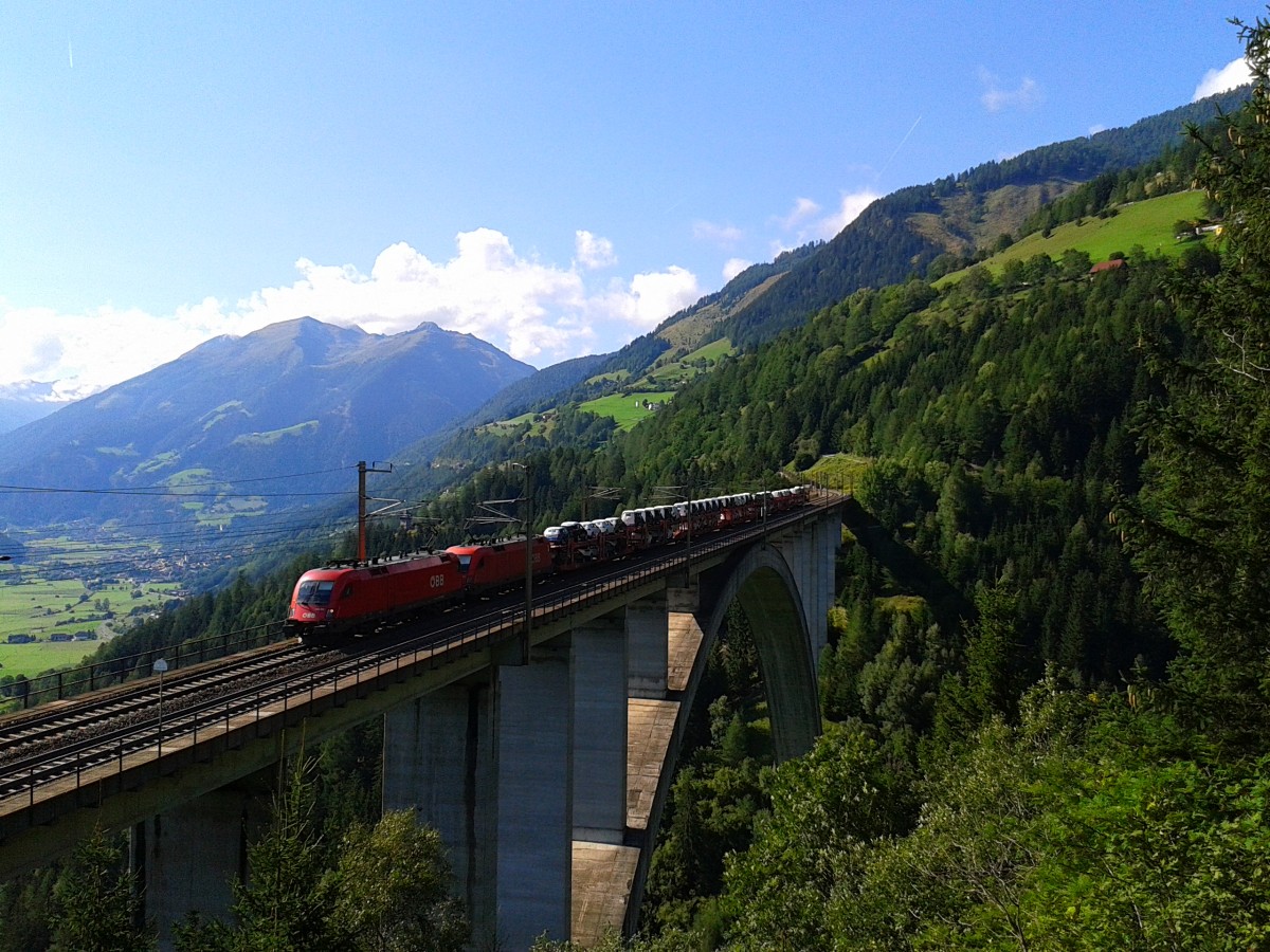Zwei 1116 mit weinem Güterzug in Richtung Villach am 26.8.2015 auf der Pfaffenberg-Zwenberg-Brücke bei Penk.