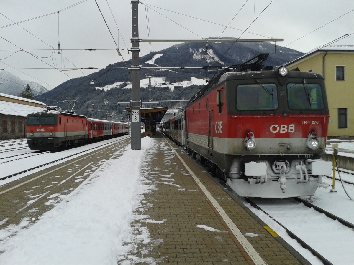 Zwei 1144-er mit ihren City-Shuttle-Garnituren im winterlichen Bahnhof Lienz, 30.1.2015