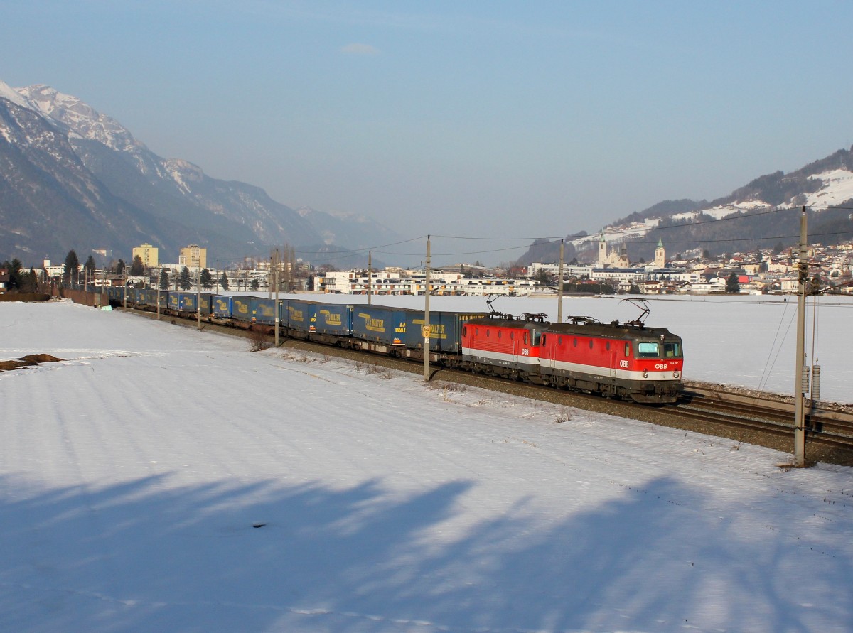 Zwei 1144er mit einem KLV-Zug am 03.03.2012 unterwegs bei Schwaz.