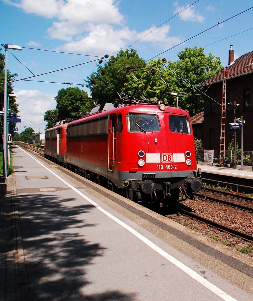 Zwei 115 fahren durch Stommeln am 17.6.2012 in Richtung Köln.