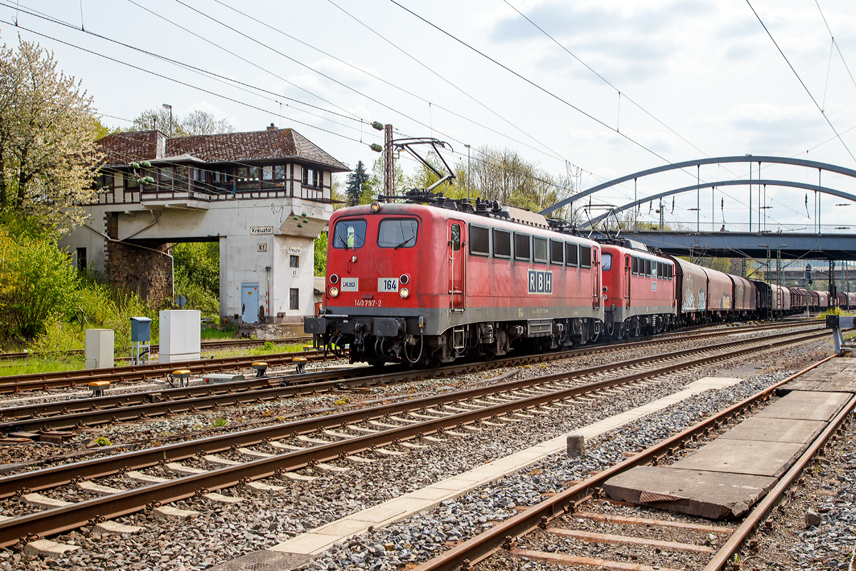 
Zwei 140er in Doppeltraktion - Die RBH 164 (140 797-2) und die RBH 161 (140 772-5) der RBH Logistics GmbH (Gladbeck) ziehen am 02.05.2015 eine lagngen gemischten Güterzug von Kreuztal in Richtung Hagen. Im Hintergrund das nun ehem. Reiterstellwerk Kreuztal Fahrdienstleiter (Kf). 

Die RBH 164 (91 80 6140 797-2 D-RBH) wurde 1971 von Krauss-Maffei AG in München unter der Fabriknummer 19524 gebaut, der elektrische Teil ist von Brown, Boveri & Cie AG (BBC). Die RBH 161 (91 80 6140 772-5 D-RBH) wurde 1970 von Henschel in Kassel unter der Fabriknummer 31444, auch bei ihr ist der elektrische Teil von Brown, Boveri & Cie AG (BBC). Die RBH 161 ging 2012 und die RBH 164 ging 2013 an die RBH Logistics GmbH.