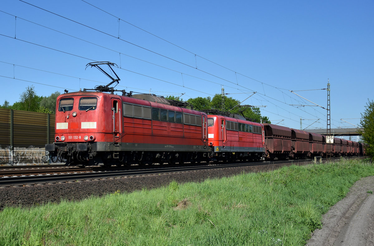 Zwei 151 (in Front die 151 132-8) von Railpool in Doppeltraktion kommend aus Richtung Hamburg, mit dem täglichen Erzzug.  Höhe Bardowick, 08.05.2018.