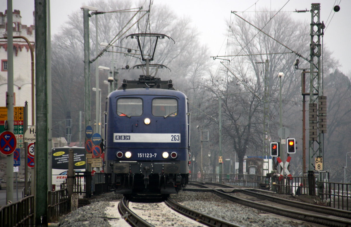 Zwei 151 von RBH kommen aus Richtung Süden mit einem Güterzug aus Süden nach Norden und fahren durch Rüdesheim(am Rhein) in Richtung Koblenz,Köln. 
Aufegenommen auf der Rechten Rheinstrecke (KBS 466 in Rüdesheim(am Rhein). Bei Wolken am Kalten Nachmittag vom 8.12.2016. 