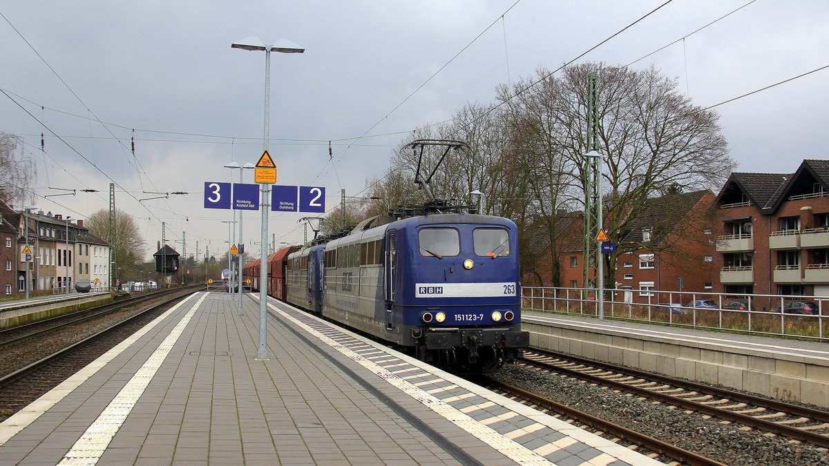 Zwei 151er beide von der RBH kommen mit einem Kohlenzug aus Richtung Krefeld-Hbf und fahren durch Krefeld-Oppum in Richtung Krefeld-Linn,Krefeld-Uerdingen,Krefeld-Hohenbudberg-Chempark,Duisburg-Rheinhausen,Duisburg-Rheinhausen-Ost,Duisburg-Hochfeld-Süd.
Aufgenommen vom Bahnsteig 2 in Krefeld-Oppum.
Bei Regenwetter am 1.4.2018.