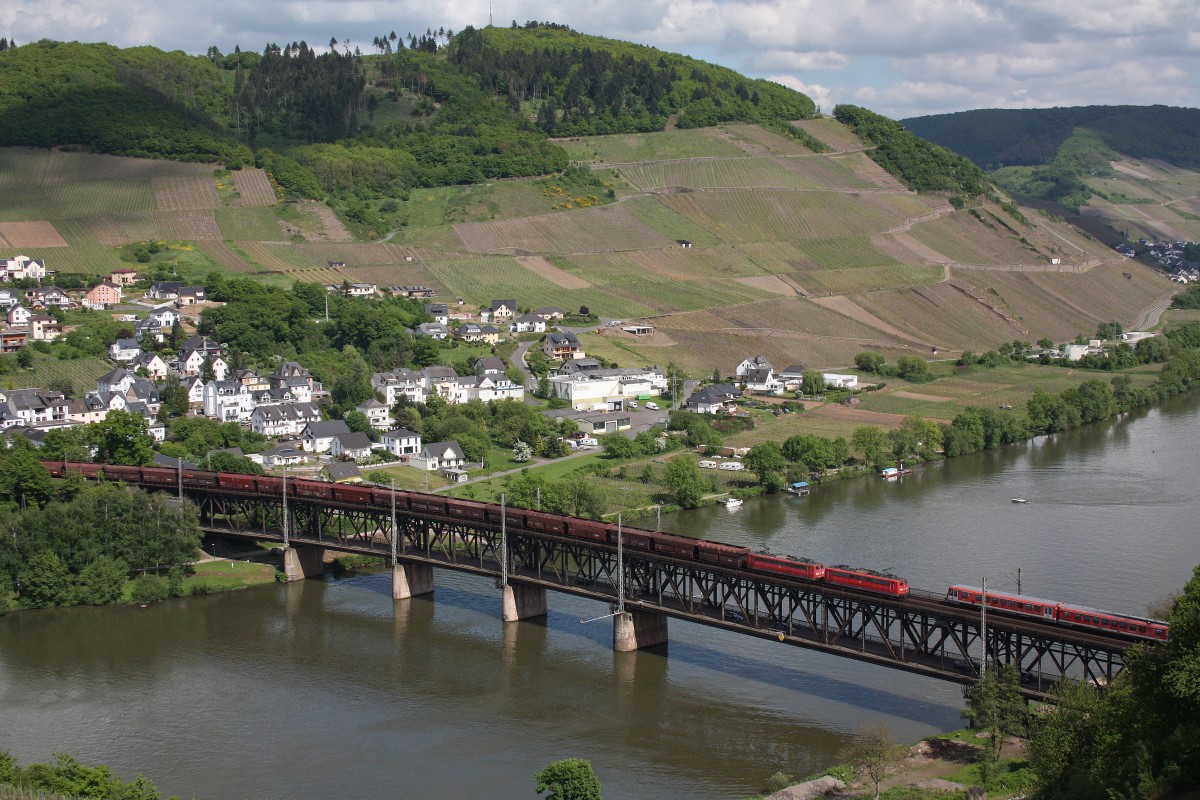 Zwei 151er berqueren am 18.5.13 mit einem Kohlezug die Mosel bei Bullay.