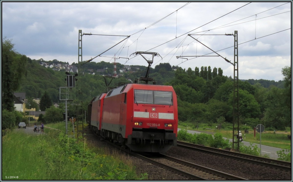 Zwei 152.ger in Doppeltraktion unterwegs auf der rechten Rheinstrecke bei Erpel,unweit von Linz. Am Haken einen langen gemischten Güterzug. Bildlich festgehalten am 14.Juni 2014.