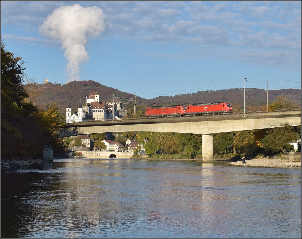 Zwei 185er auf der Aarebrücke der Neubaustrecke vor Aarburg. Da machen sogar die heutigen Allerweltsgüterzugloks mal eine gute Figur. Oktober 2016