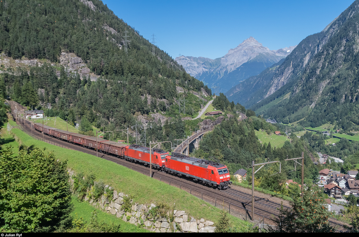 Zwei 185er der DB ziehen am 7. September 2016 einen kurzen Güterzug auf der obersten Ebene der Kehren bei Wassen in Richtung Göschenen.