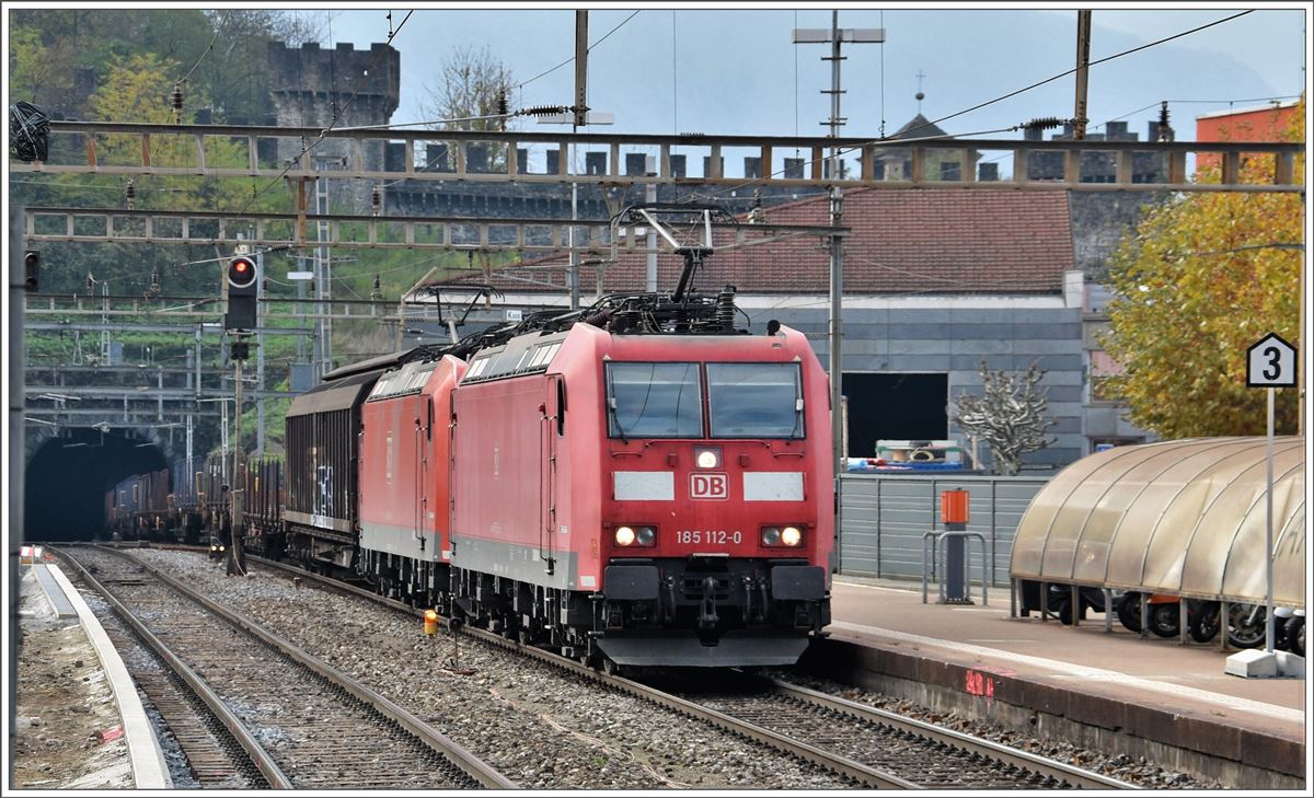 Zwei 185er ziehen einen Güterzug nordwärts durch Bellinzona. (14.11.2016)