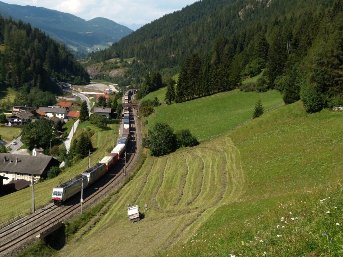Zwei 186er schleppen sich am 31.8.13 mit einem KLV Richtung Italien den Brenner bei Wolf am Brenner hoch. 
