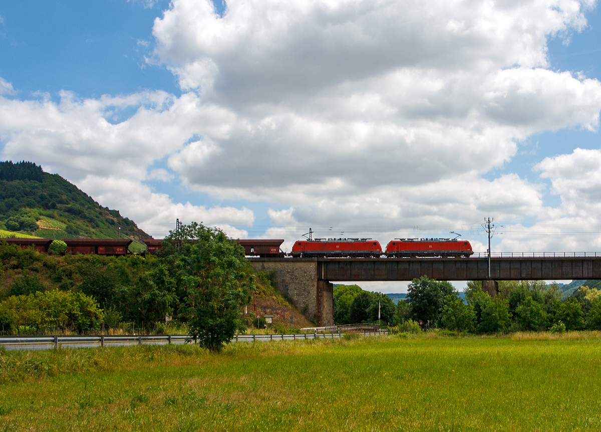 
Zwei 189er (Siemens ES64F4)  der DB Schenker Rail Deutschland AG ziehen am 21.06.2014 einen Erzzug bei Ediger-Eller über die Mosel-Brücke in Richtung Trier bzw. Saar.