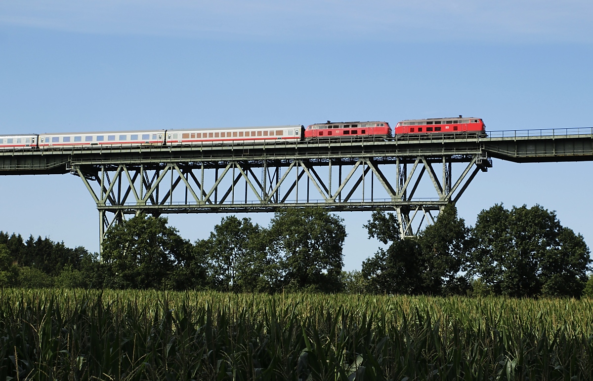 Zwei 218 am 23.08.2019 vor einem IC in Richtung Süden auf der Hochdonner Hochbrücke. Für eine kurzen Moment bietet sich den Fahrgästen ein grandioser Ausblick weit über das Marschland (sofern sie nicht mit anderen Dingen beschäftigt sind...). 