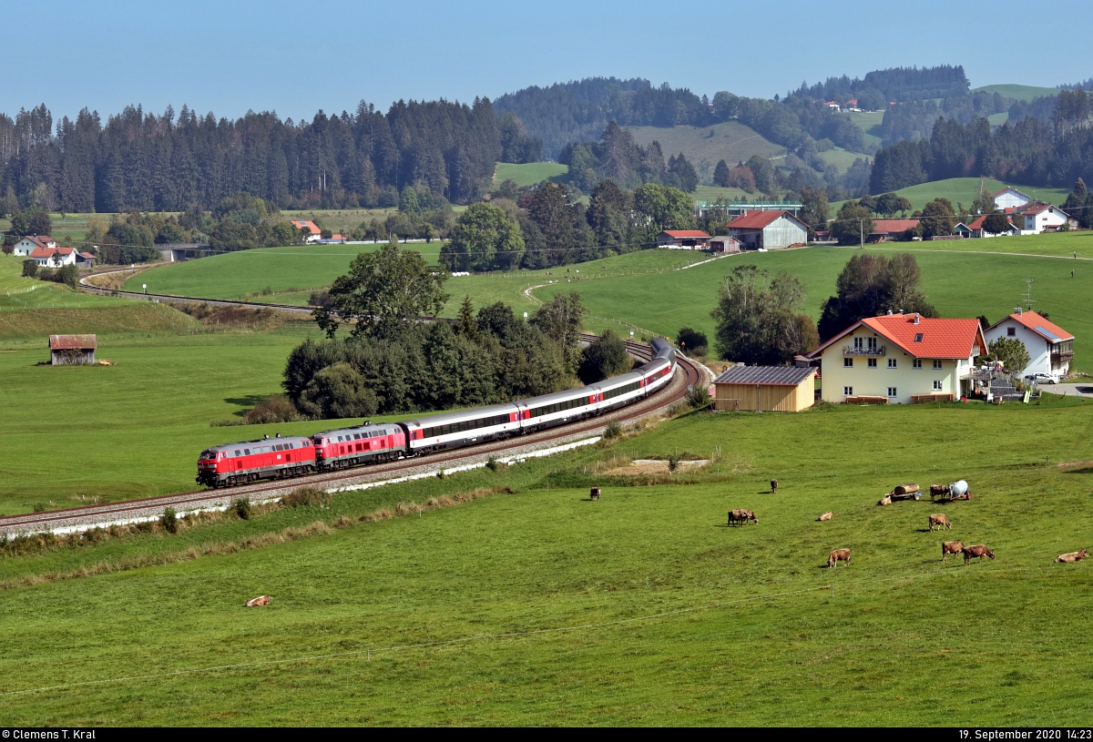 Zwei 218 sind als EuroCity unterwegs bei Harbatshofen (Stiefenhofen).

🧰 DB Fernverkehr/ÖBB/SBB
🚝 EC 194 (Linie 88) München Hbf–Zürich HB (CH)
🚩 Bahnstrecke München–Lindau (Allgäubahn (Bayern) | KBS 970)
🕓 19.9.2020 | 14:23 Uhr