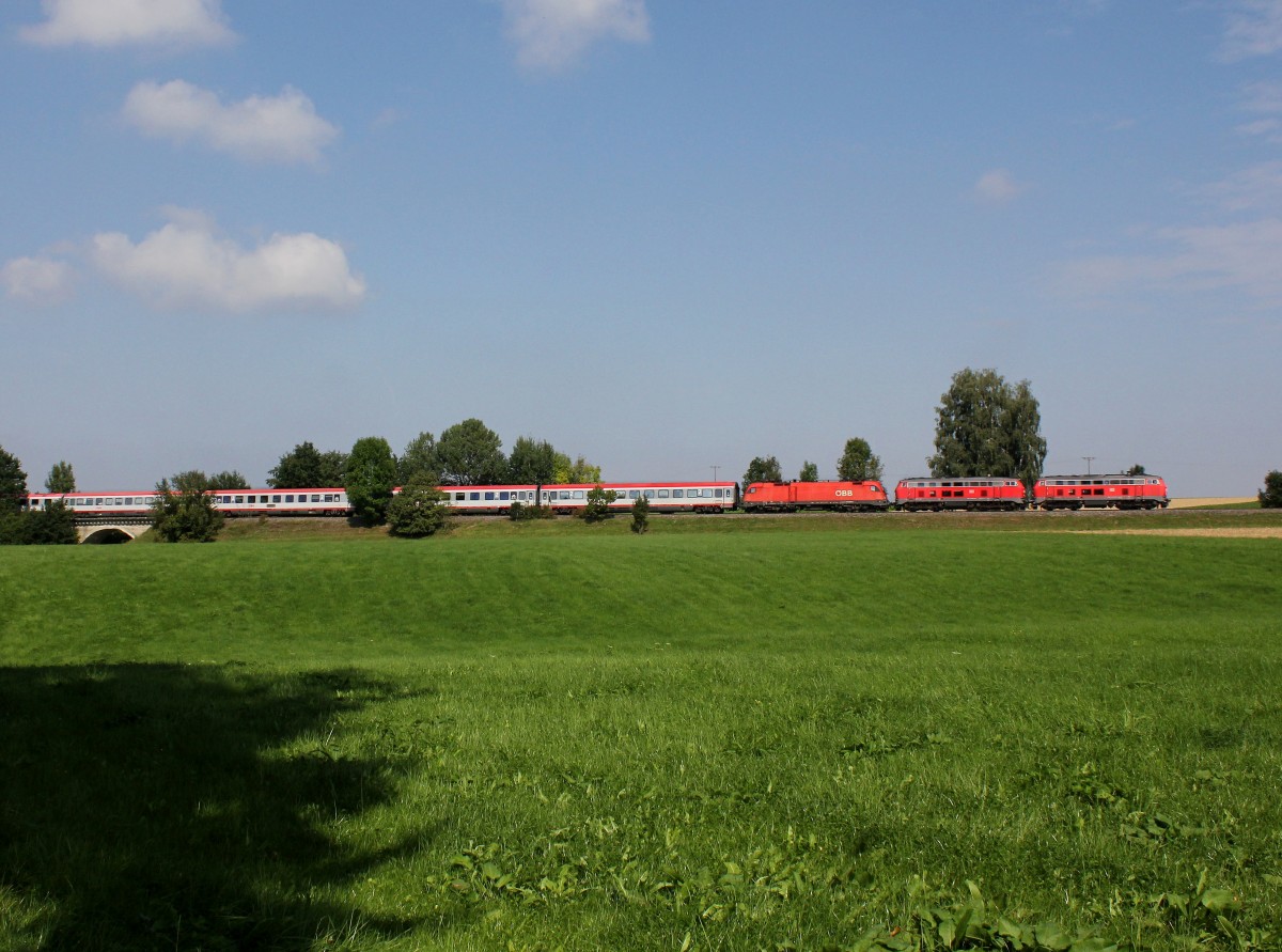 Zwei 218er und eine 1116 mit einem EC am 07.09.2014 unterwegs bei Kirchweidach.