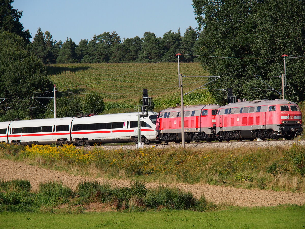 Zwei 218er schleppen einen 411 der auf der NBS Ingolstadt - Nürnberg mit fester Bremse liegen geblieben ist. Der vordere Zugteil des ICE 1682 kuppelte den defekten Zugteil in Kinding ab und setzte seine fahrt nach Berlin fort. Am 26.08.16 als ICE 98900 zwischen Paindorf und Petershausen.