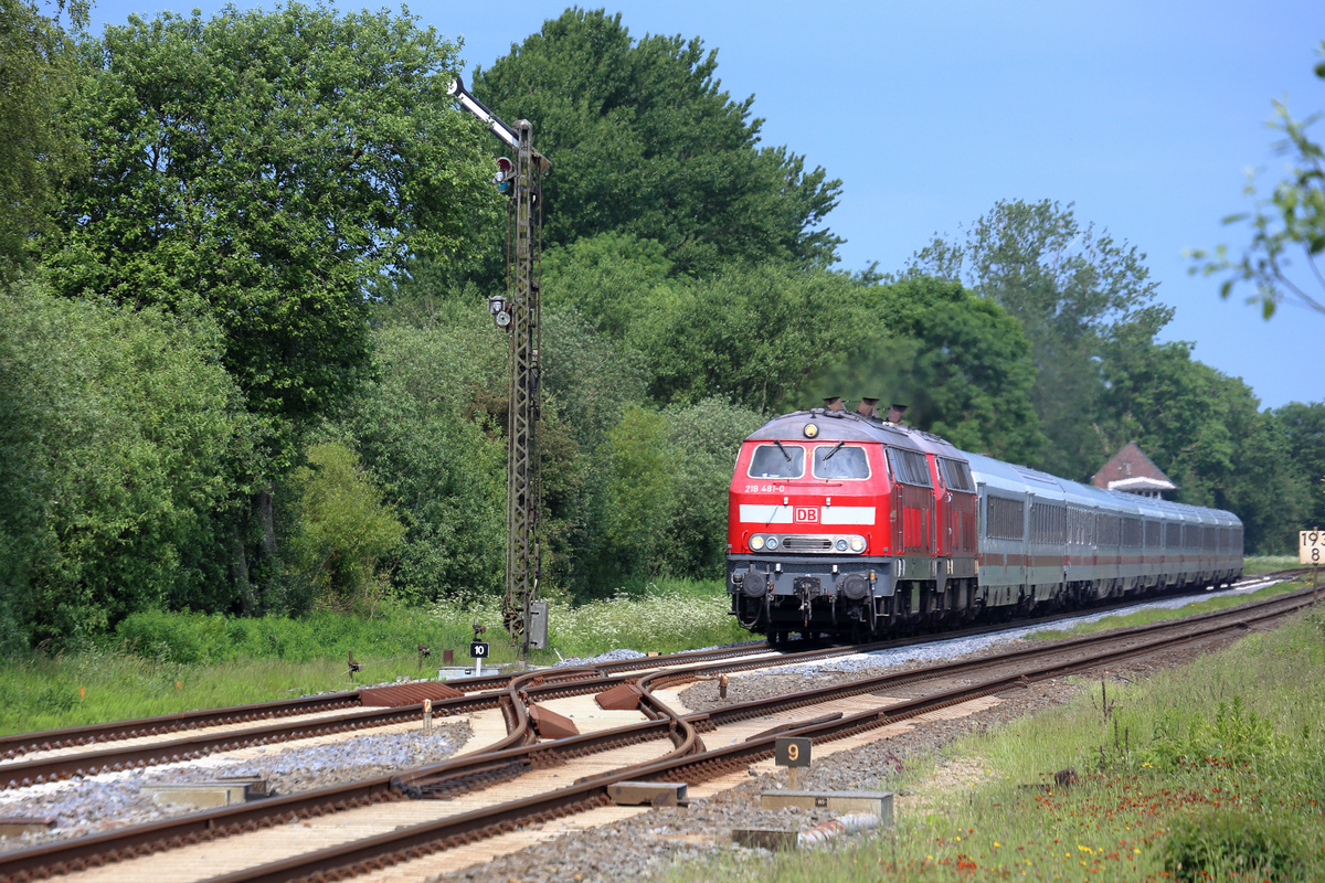 Zwei 218er (vorne die 2018 481) mit dem IC 2311 bei Risum-Lindholm. (06.06.2019)