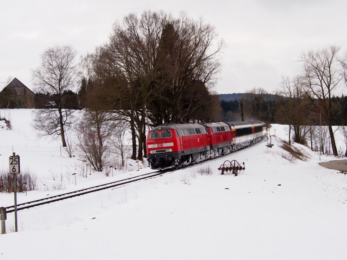 Zwei 218er ziehen den EC 193 von Zürich HB nach München Hbf. Aufgenommen am 01.02.15 bei Stetten in Höhe des Einfahrsignals.