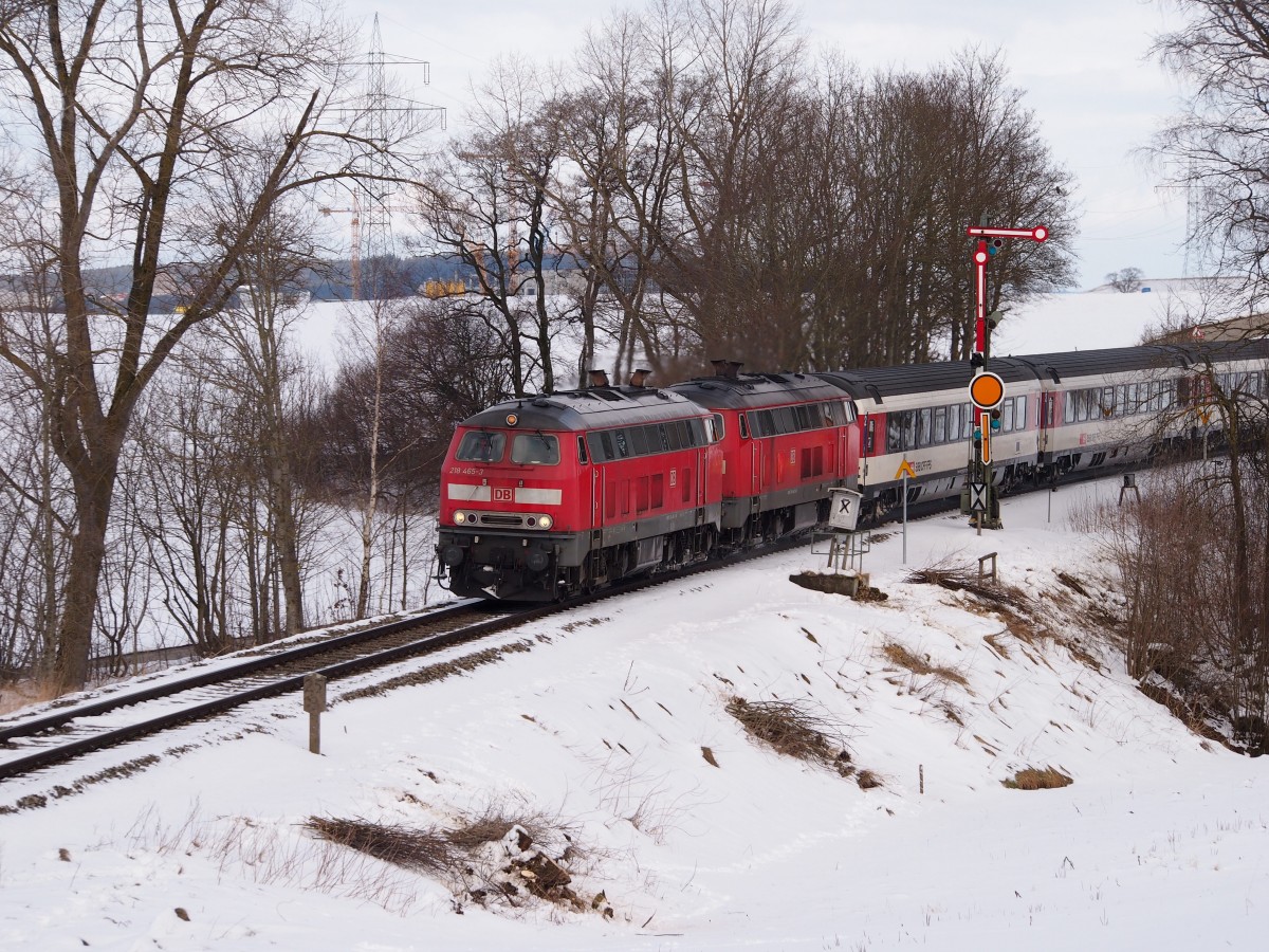 Zwei 218er ziehen den EC 194 von München Hbf nach Zürich HB. Am 01.02.15 bei Stetten.