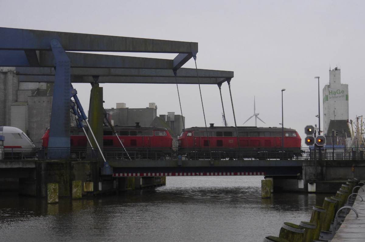 Zwei 218er ziehen den IC 2310 über die Husumer Hafenbrücke Richtung Westerland (26.1.16).