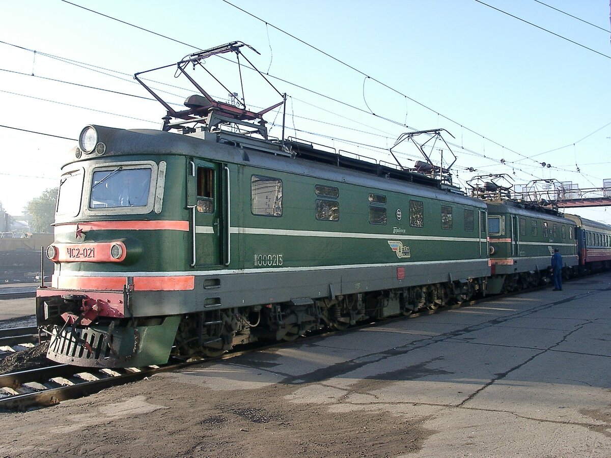 Zwei 3kV-Gleichstromloks der Baureihe ЧС2 von Skoda an unserem Zug in Omsk am 22.8.2001