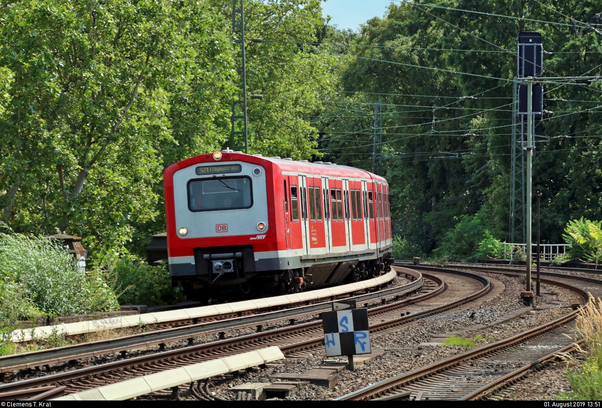 Zwei 472 der S-Bahn Hamburg als S21 von Hamburg-Bergedorf nach Hamburg Elbgaustraße erreichen den Hp Hamburg Dammtor auf der Hamburg-Altonaer Verbindungsbahn (KBS 137.1).
Aufgenommen am Ende des Bahnsteigs 3/4.
[1.8.2019 | 13:51 Uhr]