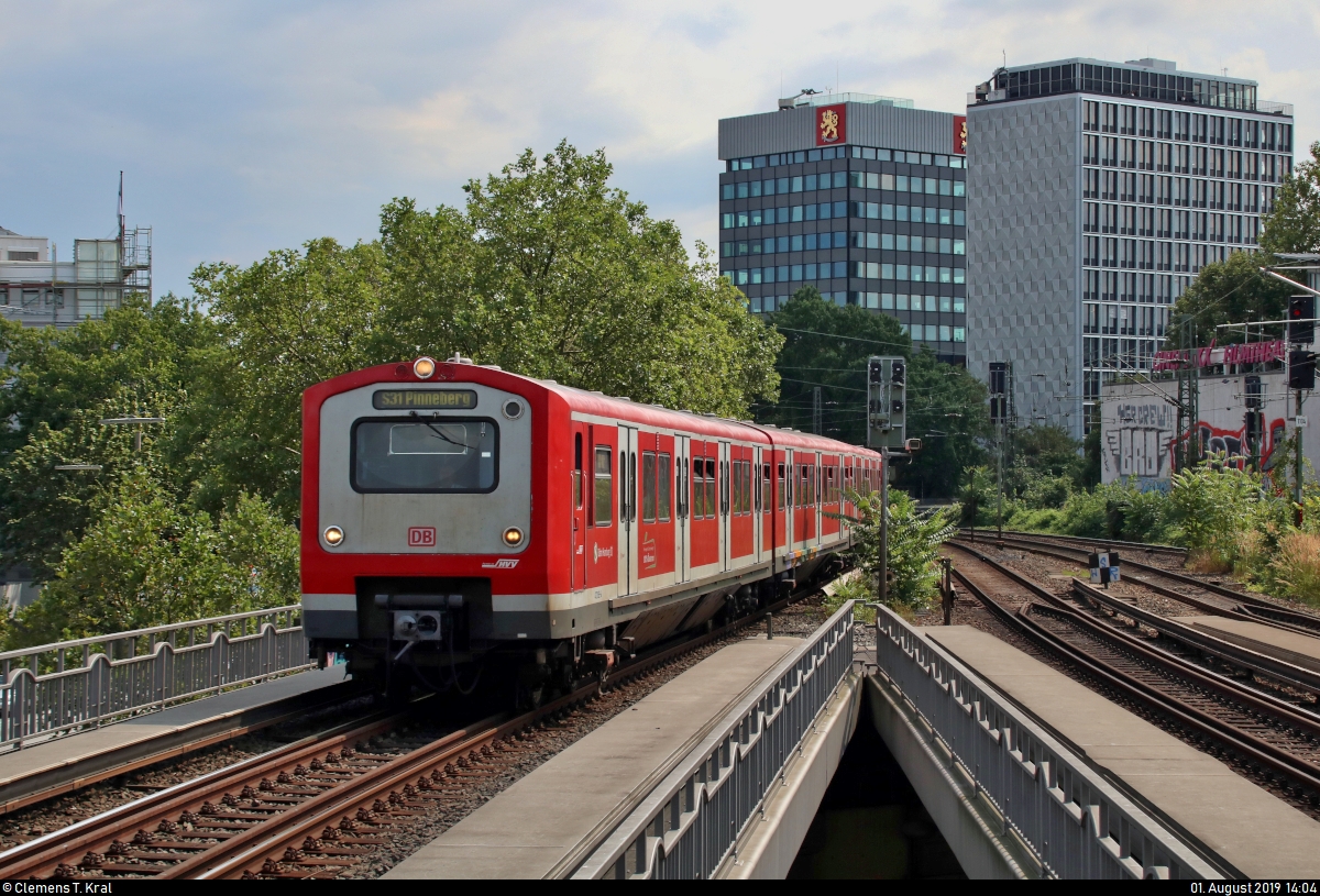 Zwei 472 der S-Bahn Hamburg als S31 von Hamburg-Harburg Rathaus nach Pinneberg erreichen den Hp Hamburg Dammtor auf der Hamburg-Altonaer Verbindungsbahn (KBS 137.1).
Aufgenommen am Ende des Bahnsteigs 1/2.
[1.8.2019 | 14:04 Uhr]