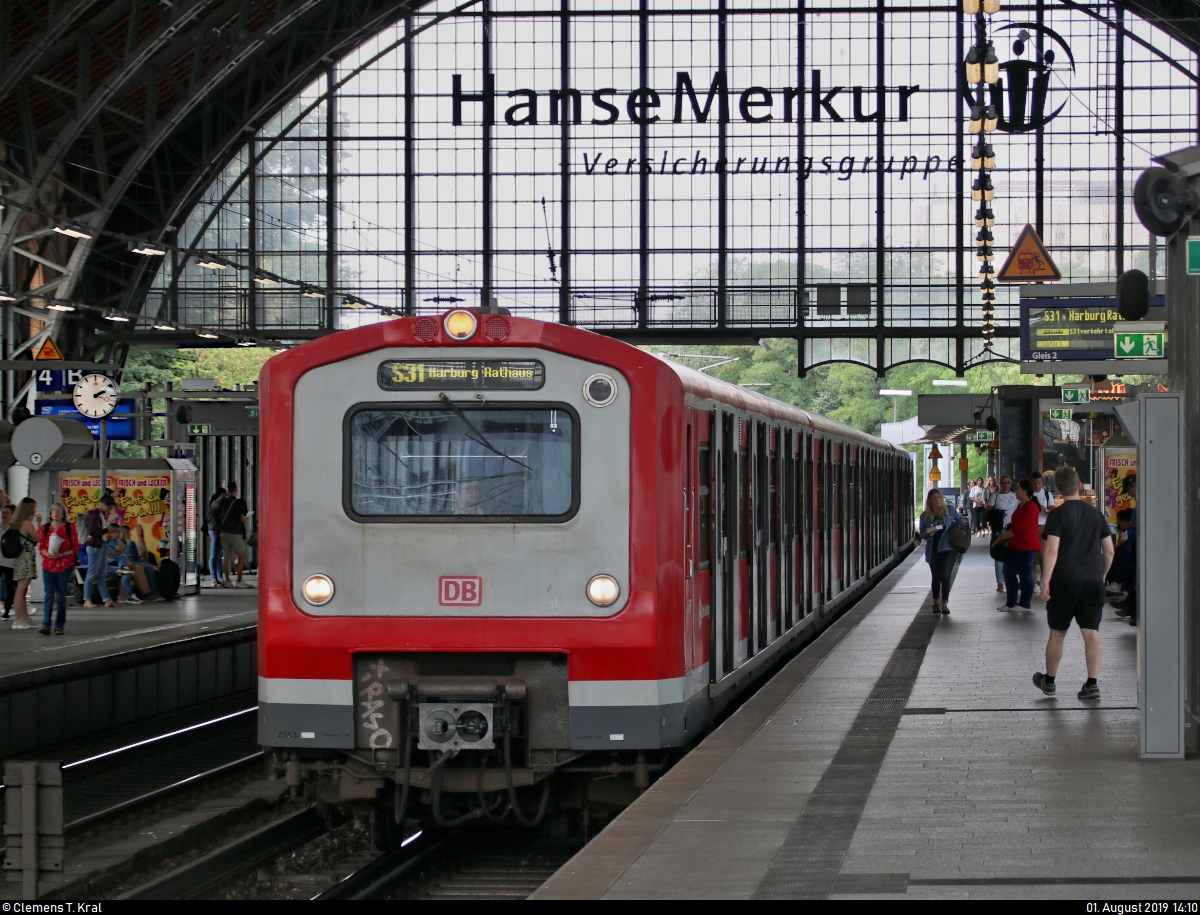 Zwei 472 der S-Bahn Hamburg als S31 von Pinneberg nach Hamburg-Harburg Rathaus stehen im Hp Hamburg Dammtor auf der Hamburg-Altonaer Verbindungsbahn (KBS 137.1).
[1.8.2019 | 14:10 Uhr]