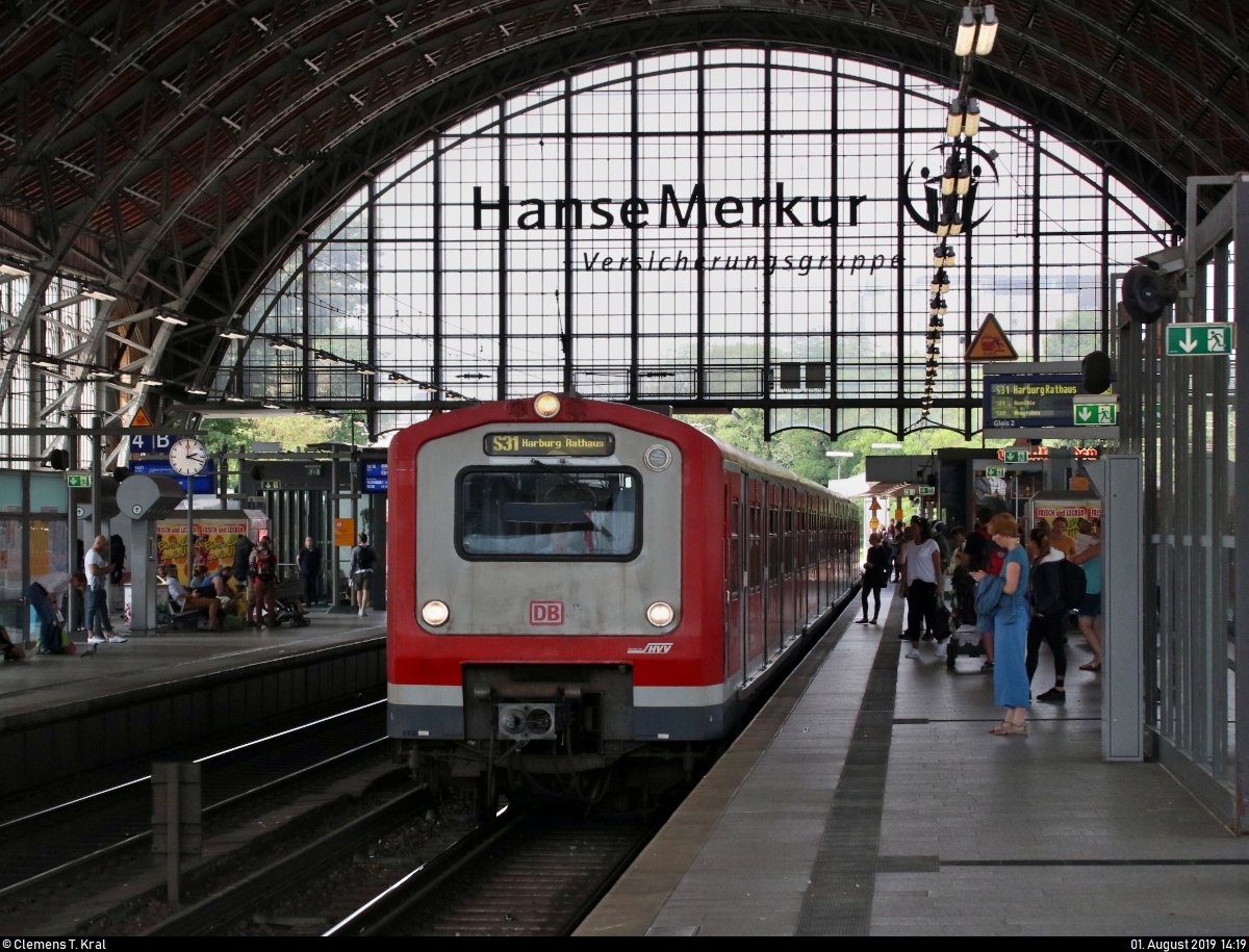 Zwei 472 der S-Bahn Hamburg als S31 von Pinneberg nach Hamburg-Harburg Rathaus erreichen den Hp Hamburg Dammtor auf der Hamburg-Altonaer Verbindungsbahn (KBS 137.1).
[1.8.2019 | 14:19 Uhr]