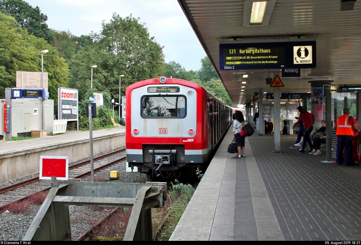 Zwei 472 der S-Bahn Hamburg als S31 nach Hamburg-Harburg Rathaus stehen in ihrem Startbahnhof Pinneberg auf Gleis 2.
[5.8.2019 | 18:37 Uhr]