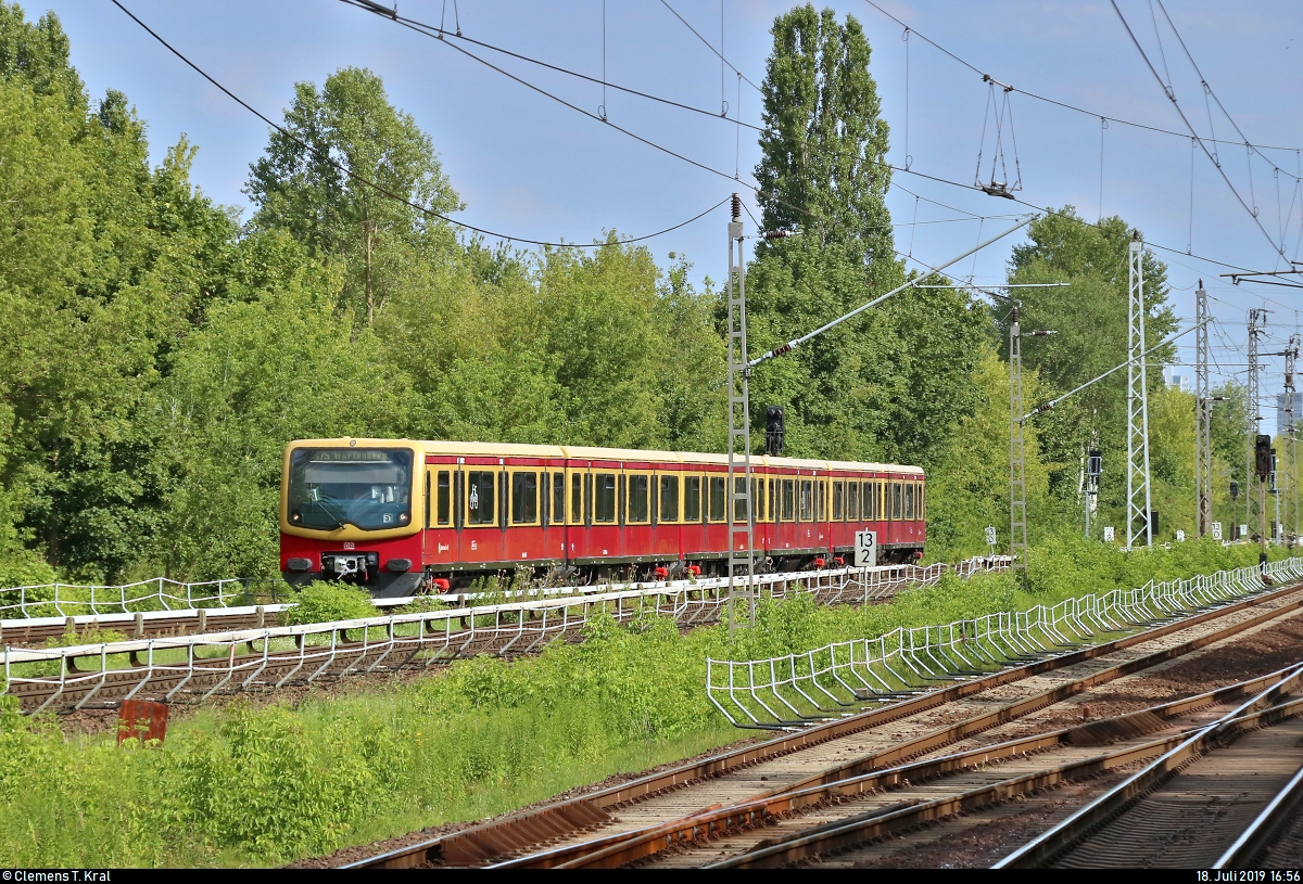 Zwei 481 der S-Bahn Berlin als S75 von Berlin Ostbahnhof (S) nach Berlin-Wartenberg erreichen den Bahnhof Berlin-Hohenschönhausen (S) auf dem Berliner Außenring (BAR | 6012).
Aufgenommen am Ende des Bahnsteigs 4.
[18.7.2019 | 16:56 Uhr]
