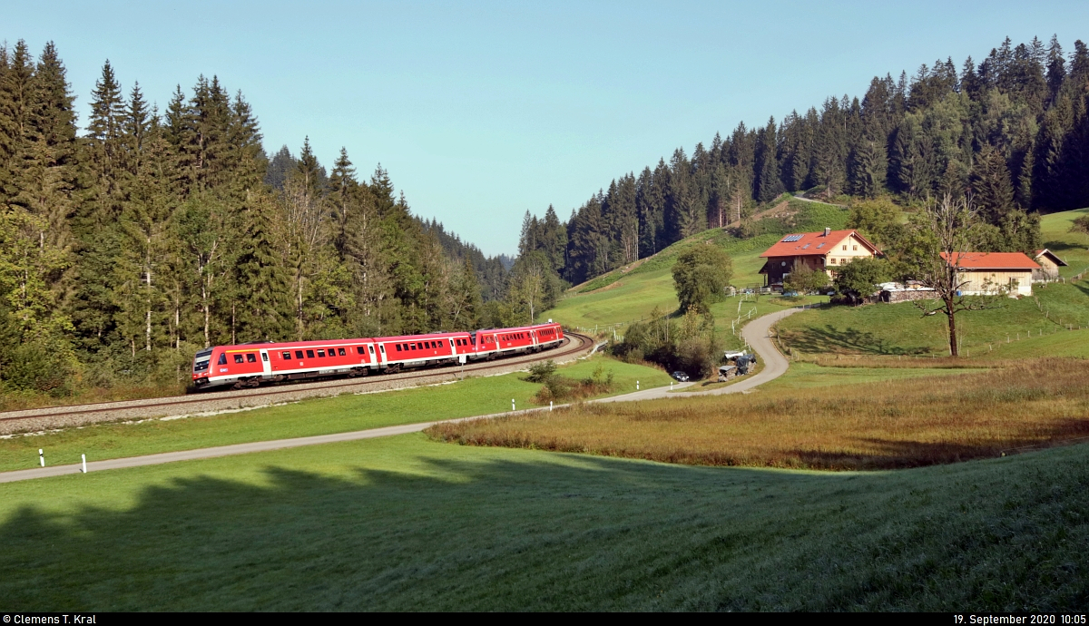 Zwei 612 (Bombardier RegioSwinger) sind unterwegs bei Weißenbachmühle (Oberstaufen).

🧰 DB Regio Bayern
🚝 RE 3285 Lindau Hbf–Augsburg Hbf
🚩 Bahnstrecke München–Lindau (Allgäubahn (Bayern) | KBS 970)
🕓 19.9.2020 | 10:05 Uhr