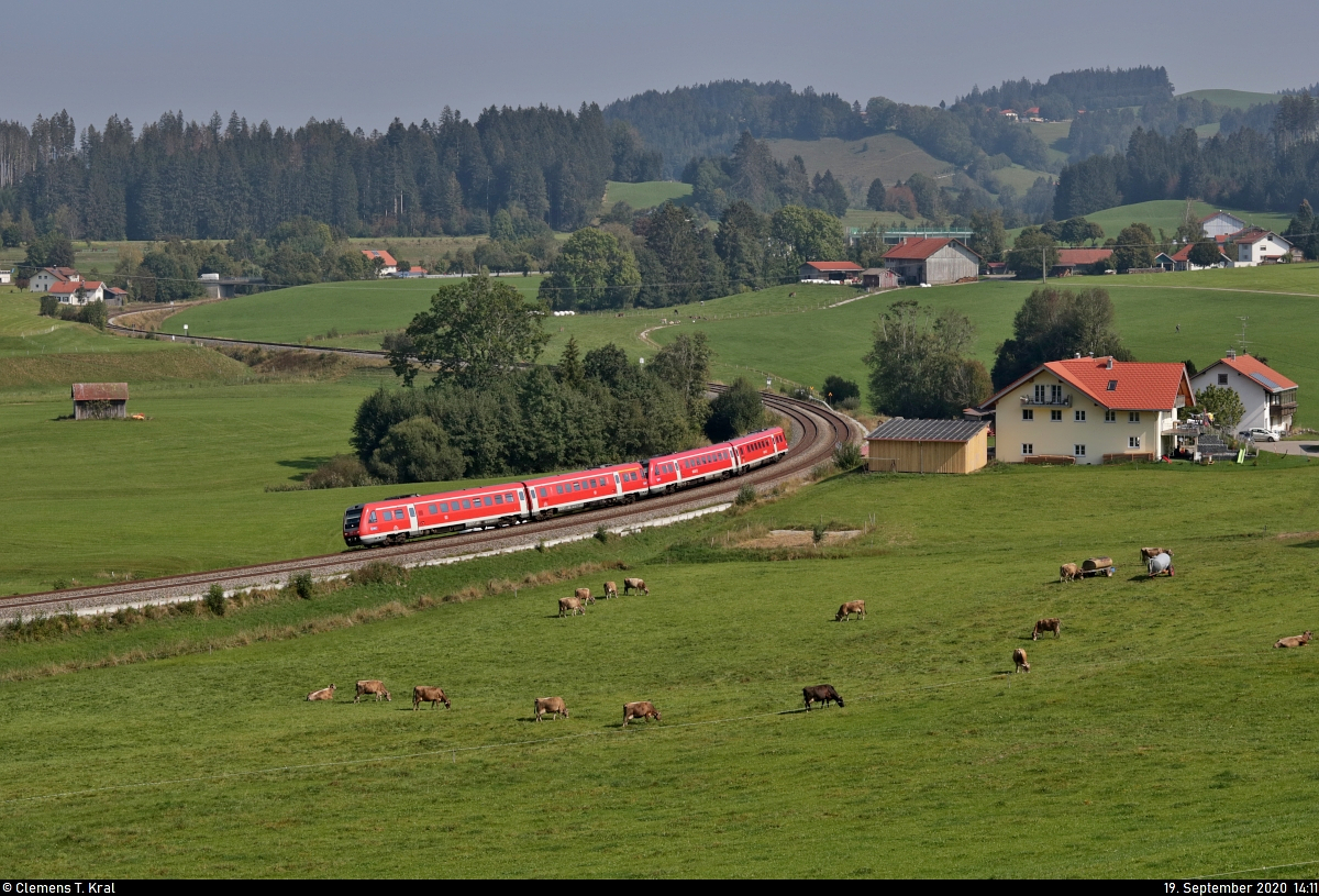 Zwei 612 (Bombardier RegioSwinger) sind unterwegs bei Harbatshofen (Stiefenhofen).

🧰 DB Regio Bayern
🚝 RE 3288 Augsburg Hbf–Lindau Hbf [+5]
🚩 Bahnstrecke München–Lindau (Allgäubahn (Bayern) | KBS 970)
🕓 19.9.2020 | 14:11 Uhr