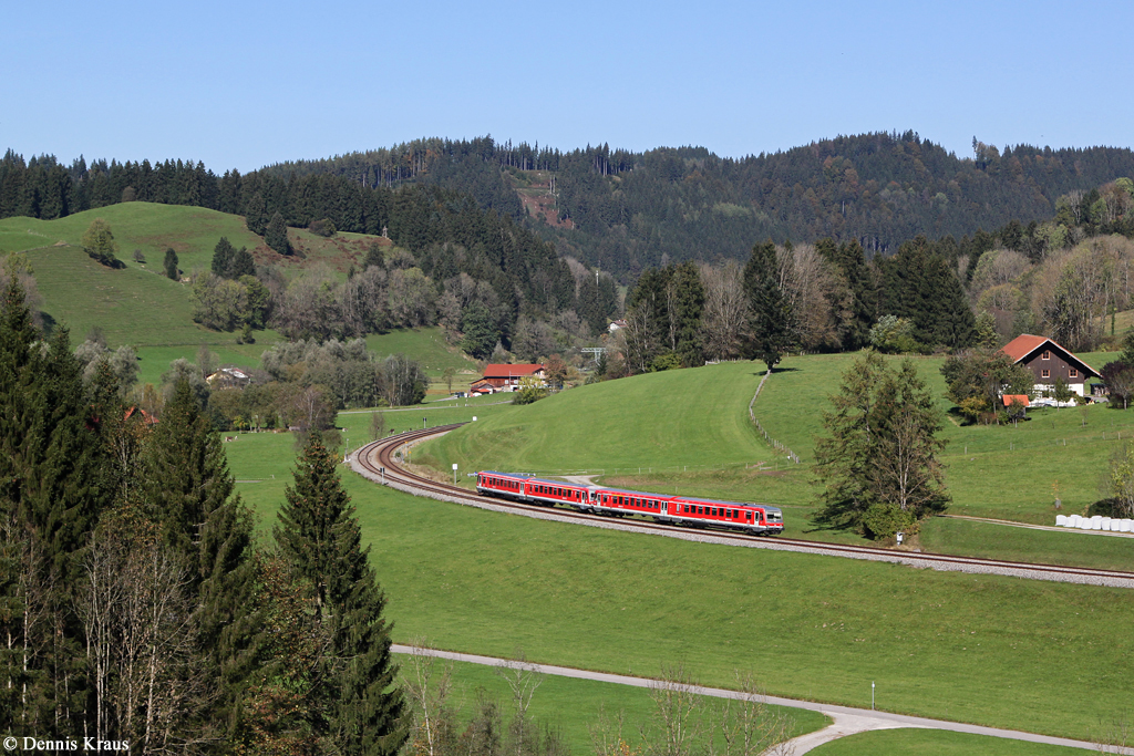 Zwei 628 als RB 57606 am 09.10.2014 bei Oberthalhofen.