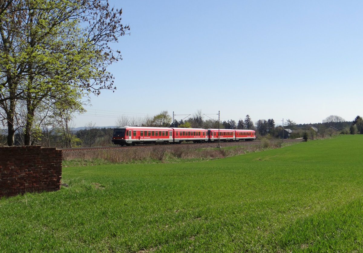 Zwei 628 fuhren am 21.04.16 von Chemnitz nach Mühldorf. Hier zu sehen an der Schöpsdrehe bei Plauen/V.