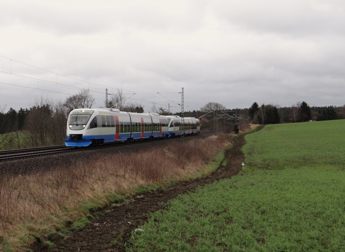 Zwei 643 der Bayrischen Oberlandbahn fuhren am 19.12.14 bei trübem Wetter durch Syrau/V.