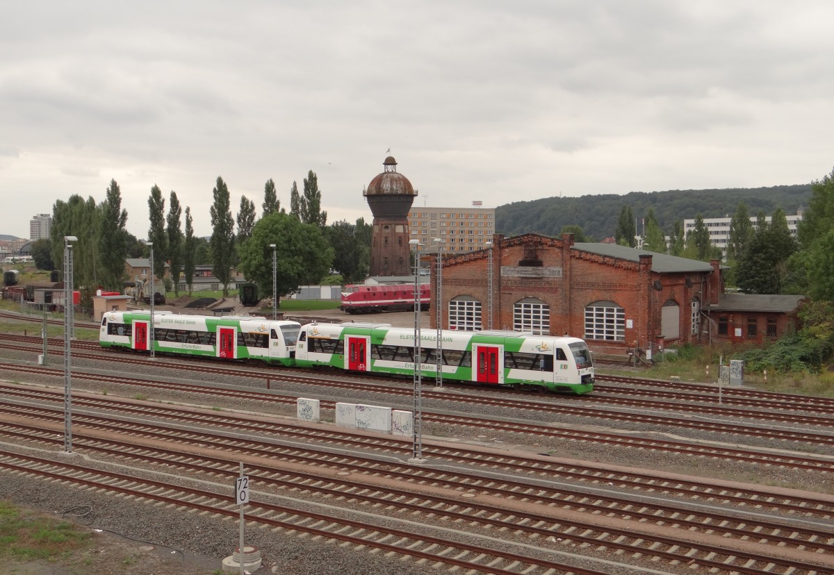 Zwei 650er der Erfurter Bahn fahren am 22.09.13 in Gera bei den Geraer Eisenbahn Welten vorbei. Im Hintergrund zusehen ist die 229 184.