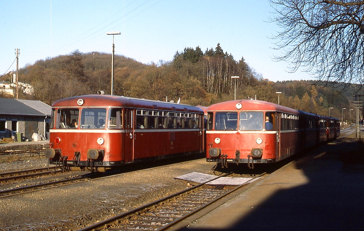 Zwei 798/998-Garnituren nach Engers bzw. Siershahn kreuzen sich im November 1988 im Bahnhof Grenzau